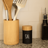 bancada de cozinha com porta utensilios, galheteiro e saleiro preto